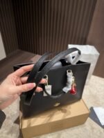 ⁦حقيبة Coach Maggie⁩ - الصورة ⁦7⁩