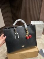 ⁦حقيبة Coach Maggie⁩ - الصورة ⁦2⁩