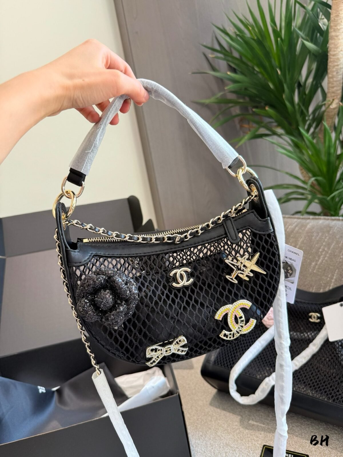 ⁦حقيبة شانيل الشبكية⁩ - الصورة ⁦1⁩