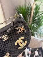 ⁦حقيبة شانيل الشبكية⁩ - الصورة ⁦6⁩