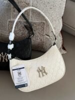 ⁦حقيبة هوبو مونوغرام نيويورك يانكيز⁩ - الصورة ⁦2⁩
