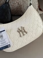 ⁦حقيبة هوبو مونوغرام نيويورك يانكيز⁩ - الصورة ⁦3⁩
