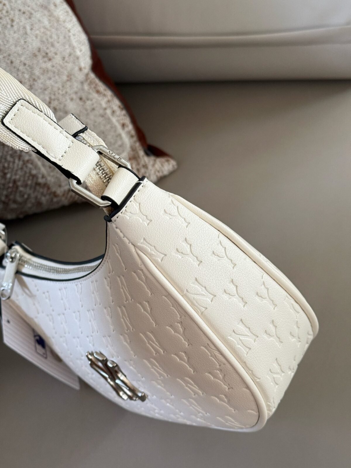 ⁦حقيبة هوبو مونوغرام نيويورك يانكيز⁩ - الصورة ⁦5⁩