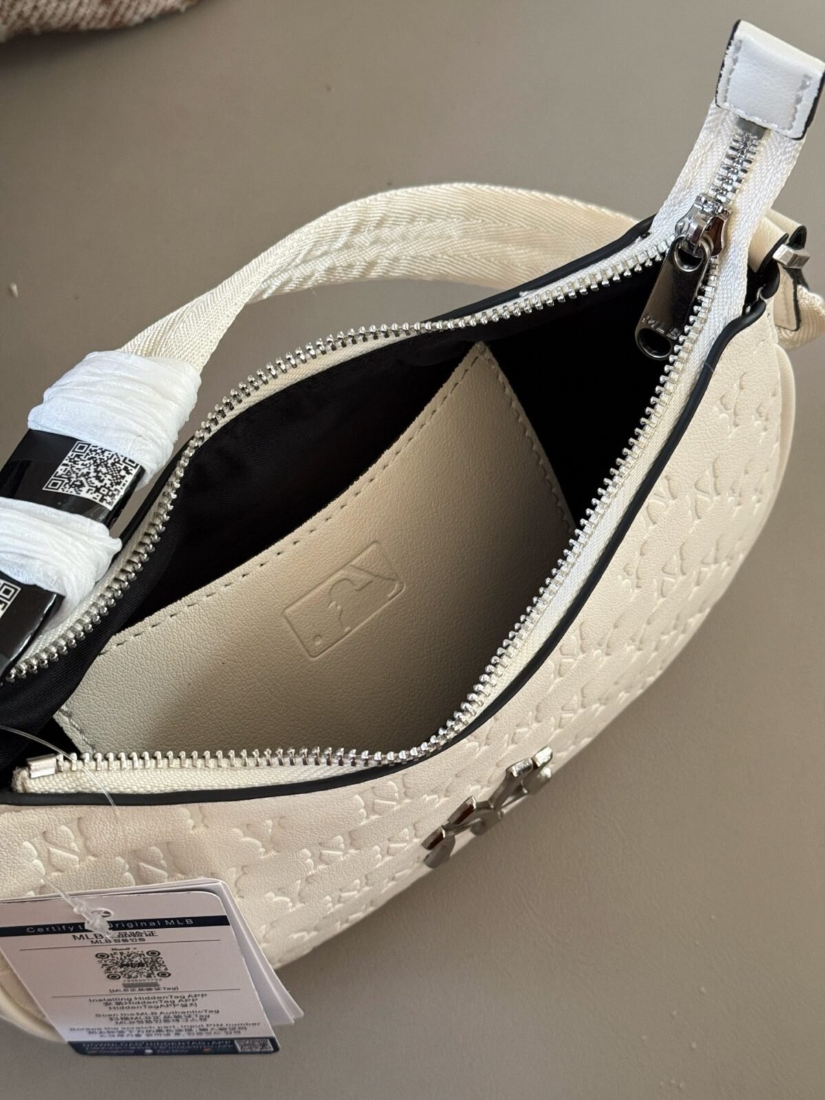 ⁦حقيبة هوبو مونوغرام نيويورك يانكيز⁩ - الصورة ⁦7⁩