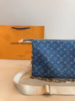 ⁦حقيبة يد مونوغرام قماش الدنيم الأزرق من لويس فيتون⁩ - الصورة ⁦2⁩