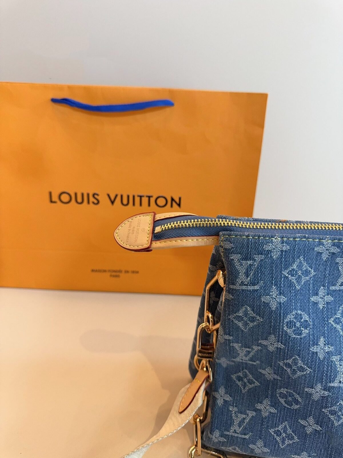 ⁦حقيبة يد مونوغرام قماش الدنيم الأزرق من لويس فيتون⁩ - الصورة ⁦3⁩