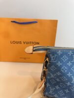 ⁦حقيبة يد مونوغرام قماش الدنيم الأزرق من لويس فيتون⁩ - الصورة ⁦3⁩