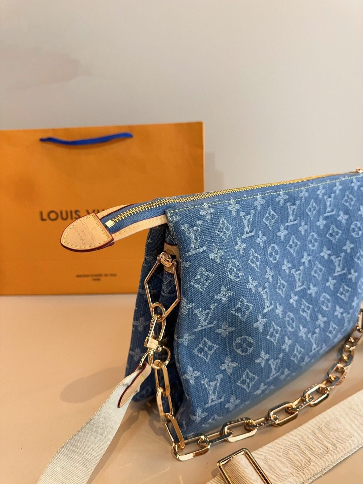 ⁦حقيبة يد مونوغرام قماش الدنيم الأزرق من لويس فيتون⁩ - الصورة ⁦4⁩