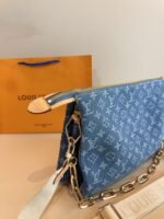 ⁦حقيبة يد مونوغرام قماش الدنيم الأزرق من لويس فيتون⁩ - الصورة ⁦4⁩