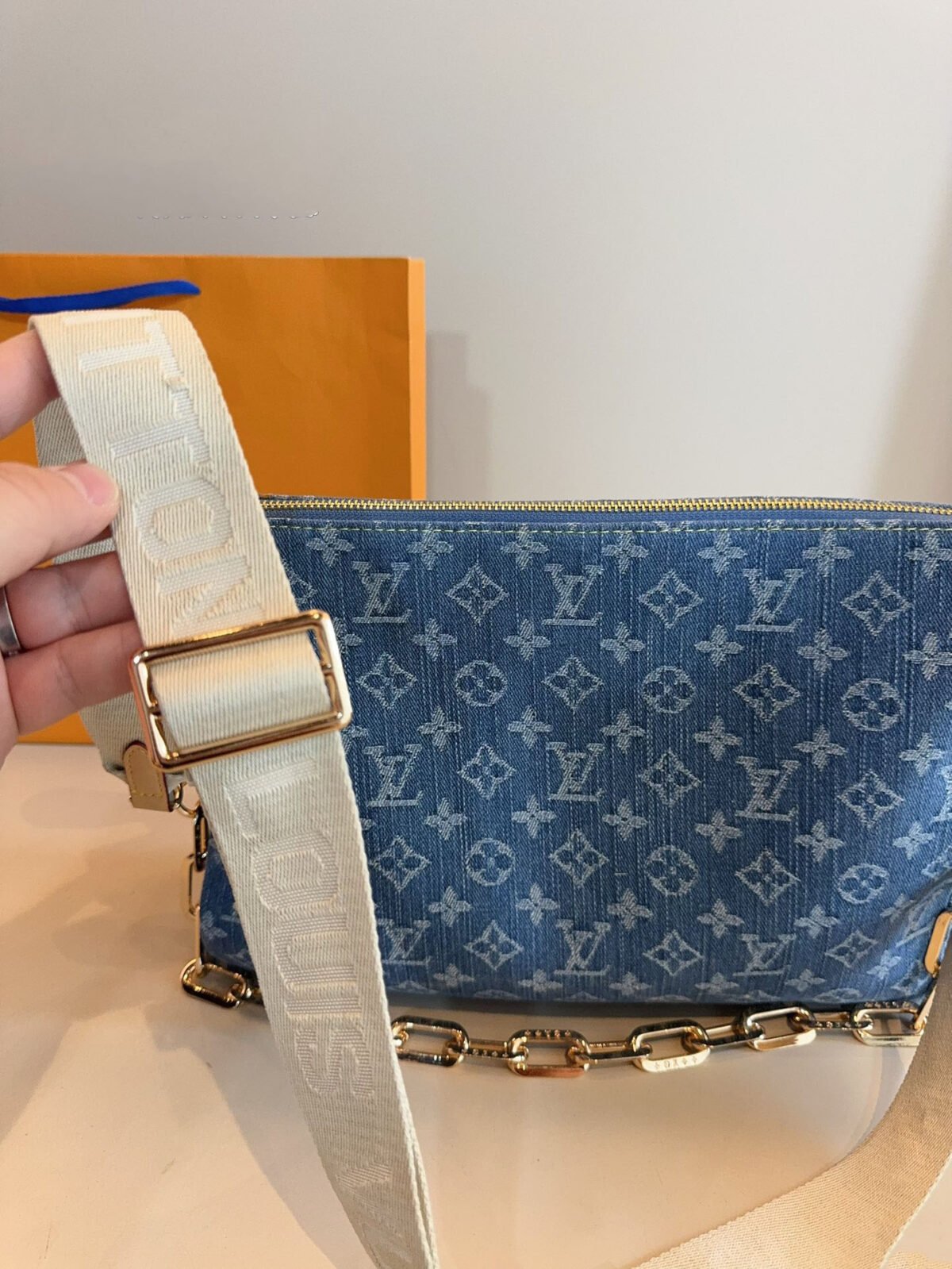 ⁦حقيبة يد مونوغرام قماش الدنيم الأزرق من لويس فيتون⁩ - الصورة ⁦7⁩