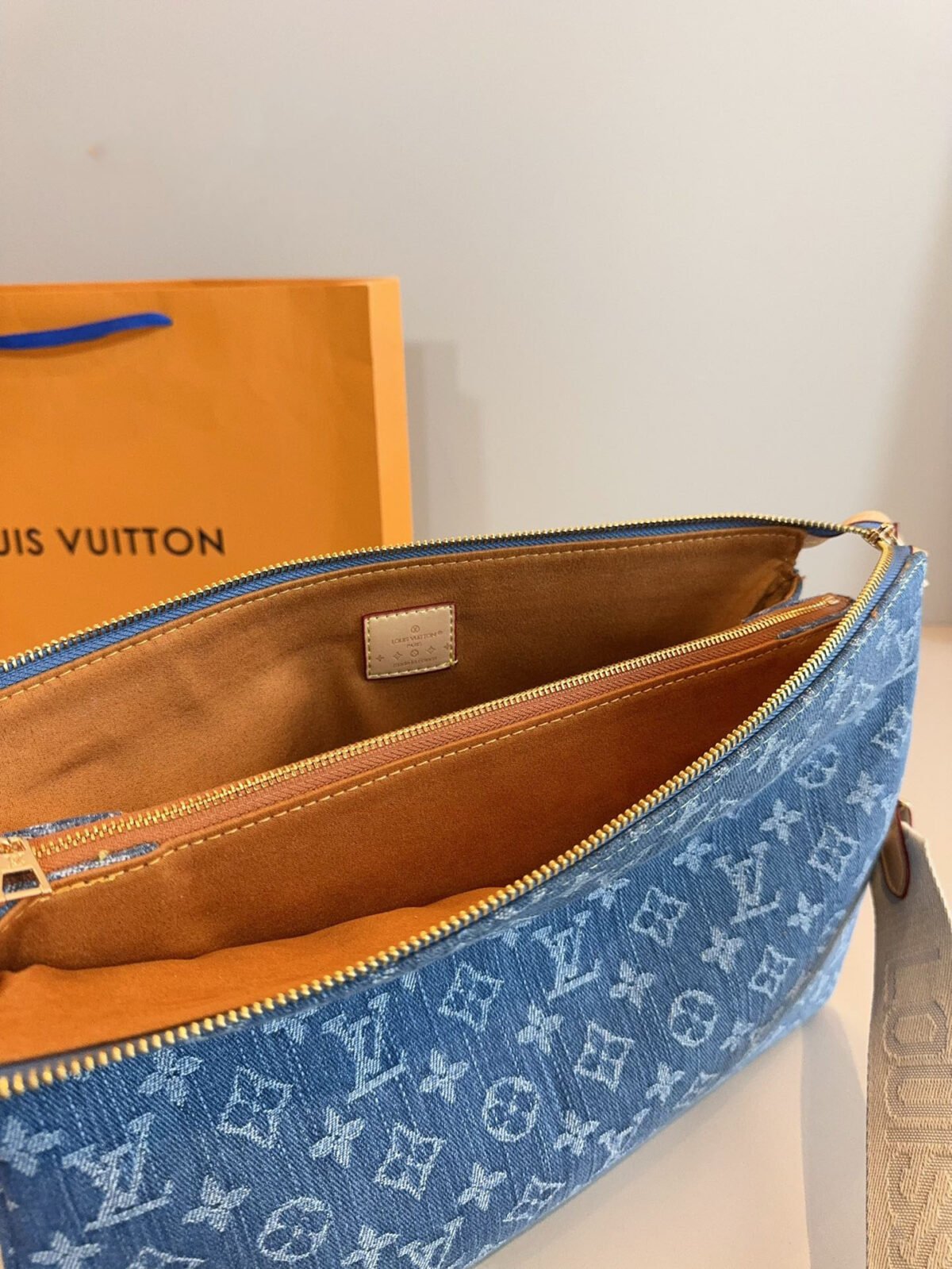 ⁦حقيبة يد مونوغرام قماش الدنيم الأزرق من لويس فيتون⁩ - الصورة ⁦8⁩