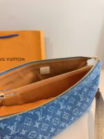 ⁦حقيبة يد مونوغرام قماش الدنيم الأزرق من لويس فيتون⁩ - الصورة ⁦8⁩