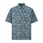 قميص جينز قطني بأكمام قصيرة، بنقشة رقعة الشطرنج، من لويس فويتون