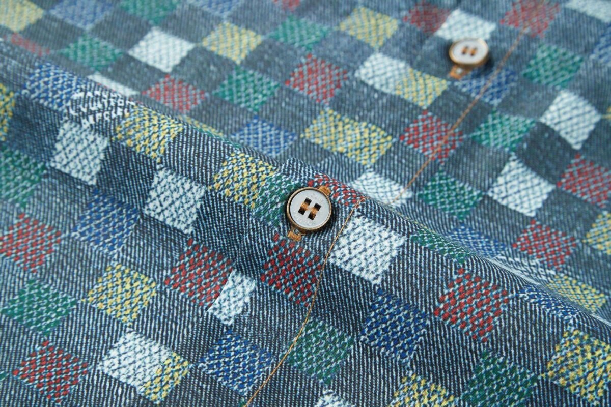 ⁦قميص جينز قطني بأكمام قصيرة، بنقشة رقعة الشطرنج، من لويس فويتون⁩ - الصورة ⁦4⁩