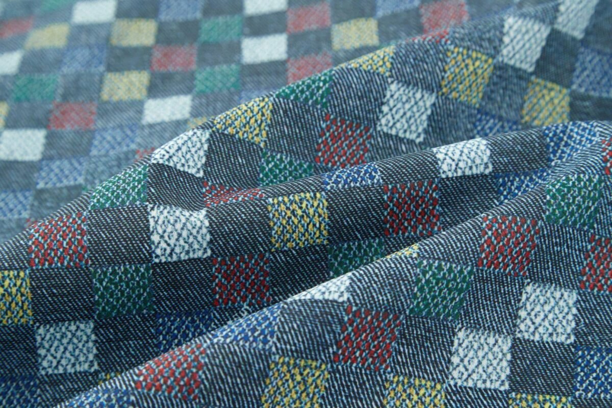 ⁦قميص جينز قطني بأكمام قصيرة، بنقشة رقعة الشطرنج، من لويس فويتون⁩ - الصورة ⁦5⁩