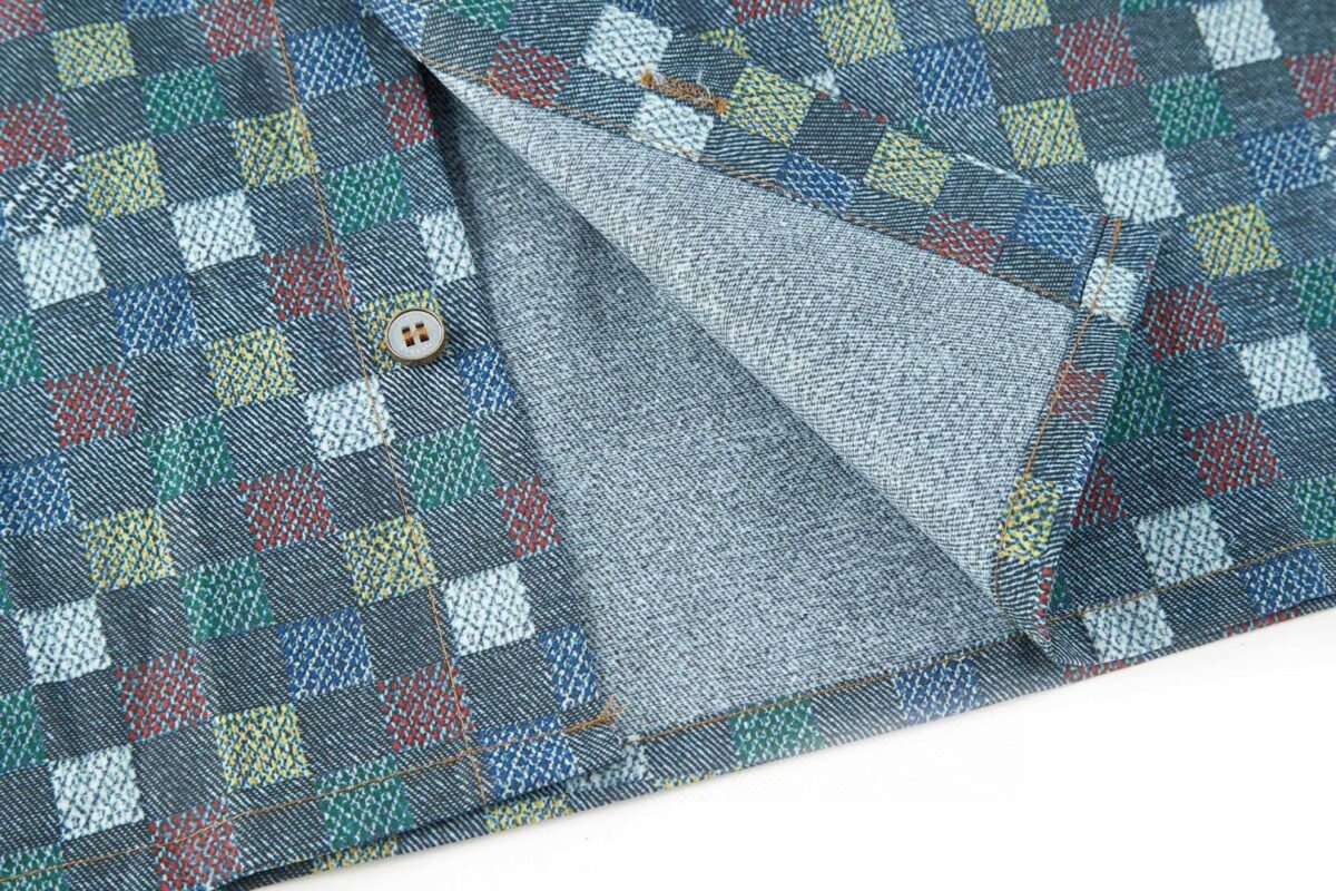 ⁦قميص جينز قطني بأكمام قصيرة، بنقشة رقعة الشطرنج، من لويس فويتون⁩ - الصورة ⁦8⁩