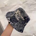 ⁦قبعة دلو مطرزة أصلية من لويس فويتون، خفيفة الوزن وجيدة التهوية⁩ - الصورة ⁦2⁩