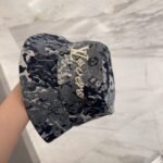 ⁦قبعة دلو مطرزة أصلية من لويس فويتون، خفيفة الوزن وجيدة التهوية⁩ - الصورة ⁦3⁩