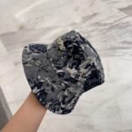 ⁦قبعة دلو مطرزة أصلية من لويس فويتون، خفيفة الوزن وجيدة التهوية⁩ - الصورة ⁦4⁩