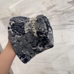 ⁦قبعة دلو مطرزة أصلية من لويس فويتون، خفيفة الوزن وجيدة التهوية⁩ - الصورة ⁦6⁩