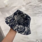 ⁦قبعة دلو مطرزة أصلية من لويس فويتون، خفيفة الوزن وجيدة التهوية⁩ - الصورة ⁦5⁩