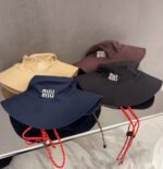 ⁦قبعة دلو مطرزة من ميو ميو ذات حافة كبيرة⁩ - الصورة ⁦8⁩