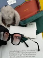 ⁦نظارات شمسية من جوتشي بإطار مربع قابل للطي بتصميم عصري جديد⁩ - الصورة ⁦7⁩