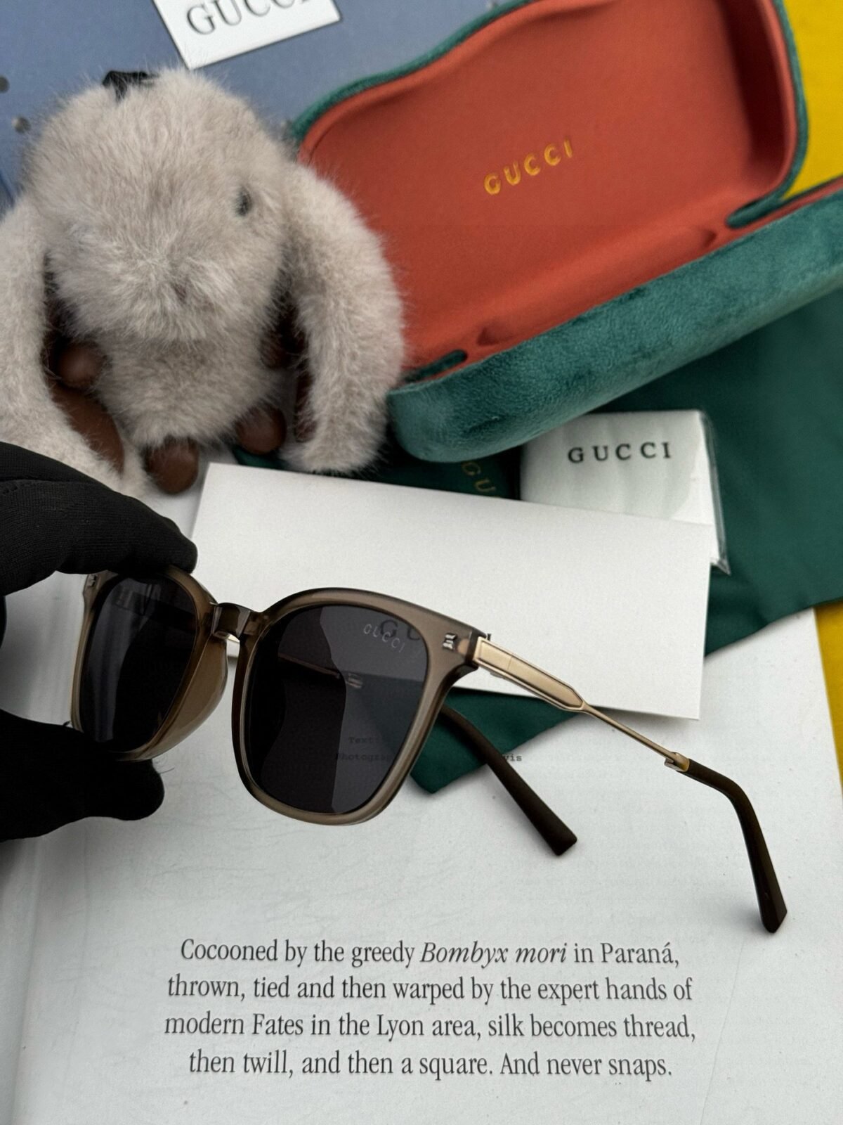 ⁦نظارات شمسية من جوتشي بإطار مربع قابل للطي بتصميم عصري جديد⁩ - الصورة ⁦5⁩