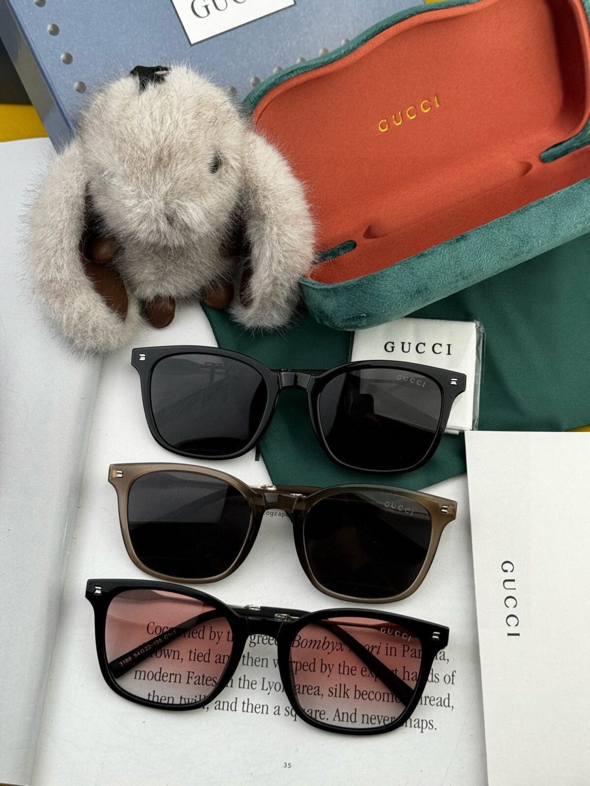 ⁦نظارات شمسية من جوتشي بإطار مربع قابل للطي بتصميم عصري جديد⁩ - الصورة ⁦1⁩