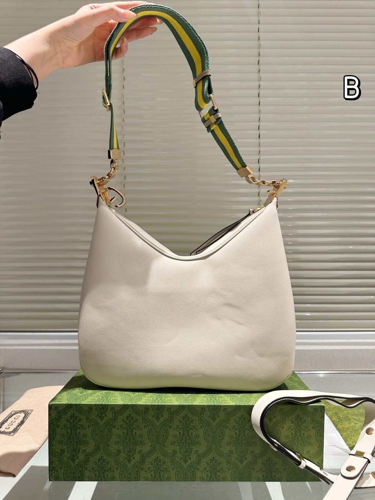 ⁦حقيبة غوتشي الجلدية⁩ - الصورة ⁦1⁩