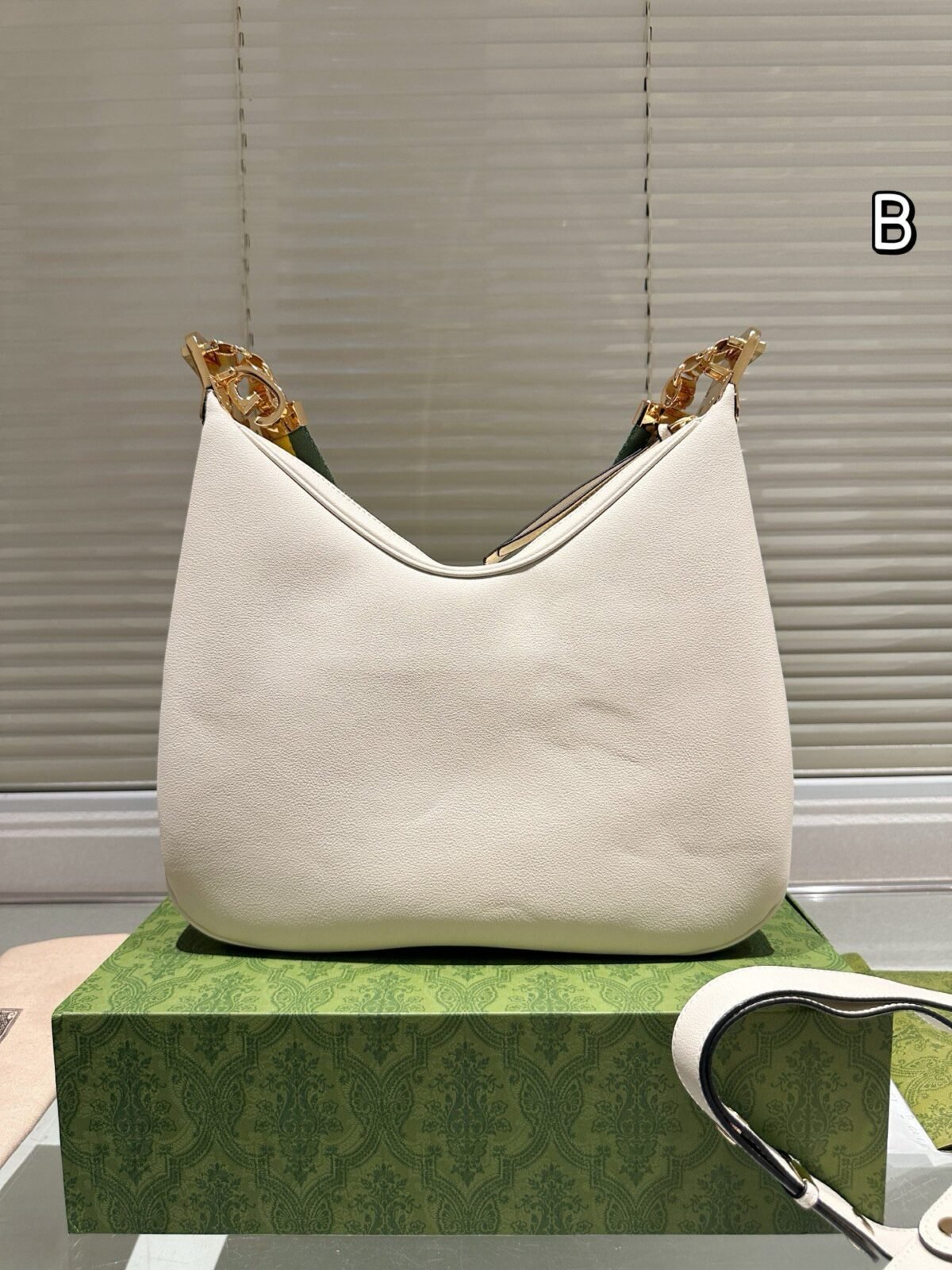 ⁦حقيبة غوتشي الجلدية⁩ - الصورة ⁦2⁩