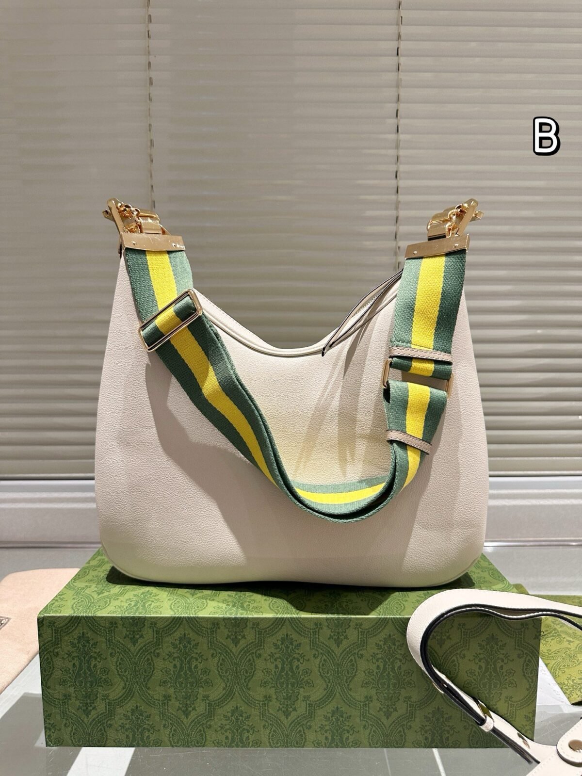 ⁦حقيبة غوتشي الجلدية⁩ - الصورة ⁦3⁩