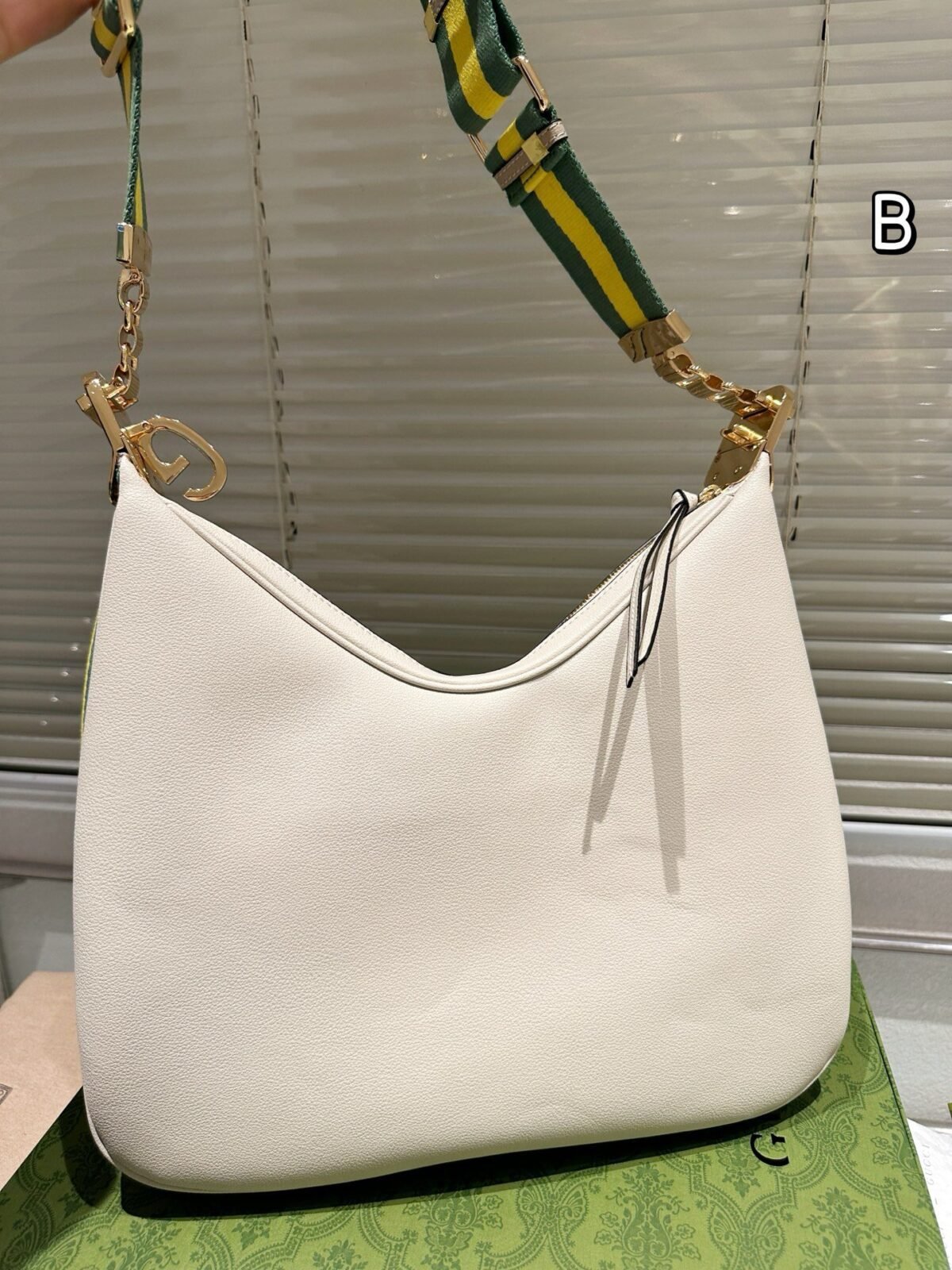 ⁦حقيبة غوتشي الجلدية⁩ - الصورة ⁦4⁩