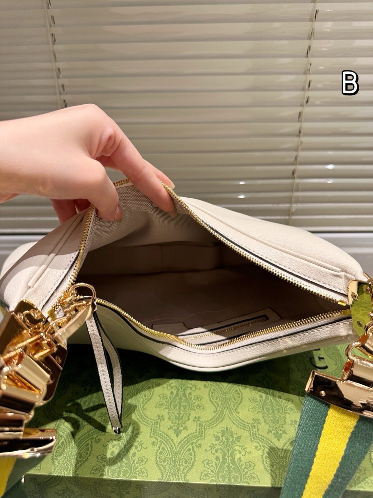 ⁦حقيبة غوتشي الجلدية⁩ - الصورة ⁦9⁩