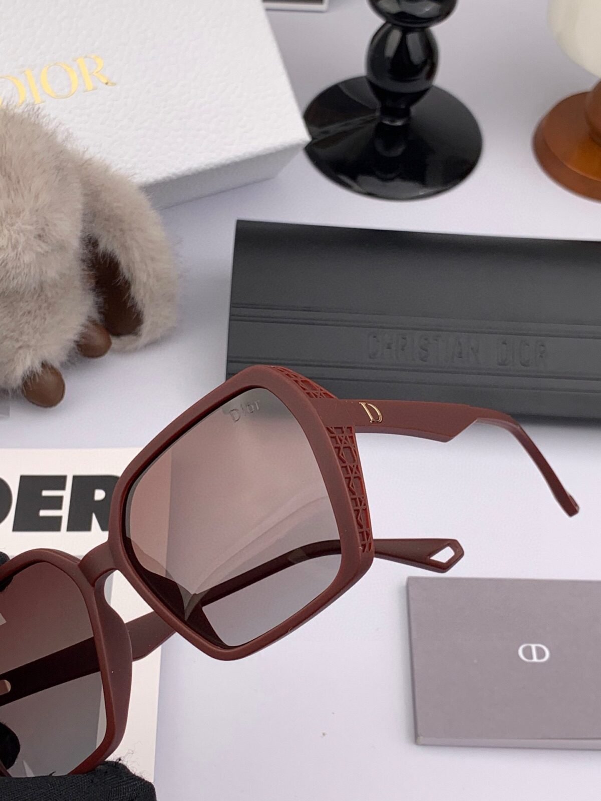 ⁦نظارات شمسية مستقطبة بإطار مربع عصري من ديور بتصميم جديد⁩ - الصورة ⁦3⁩