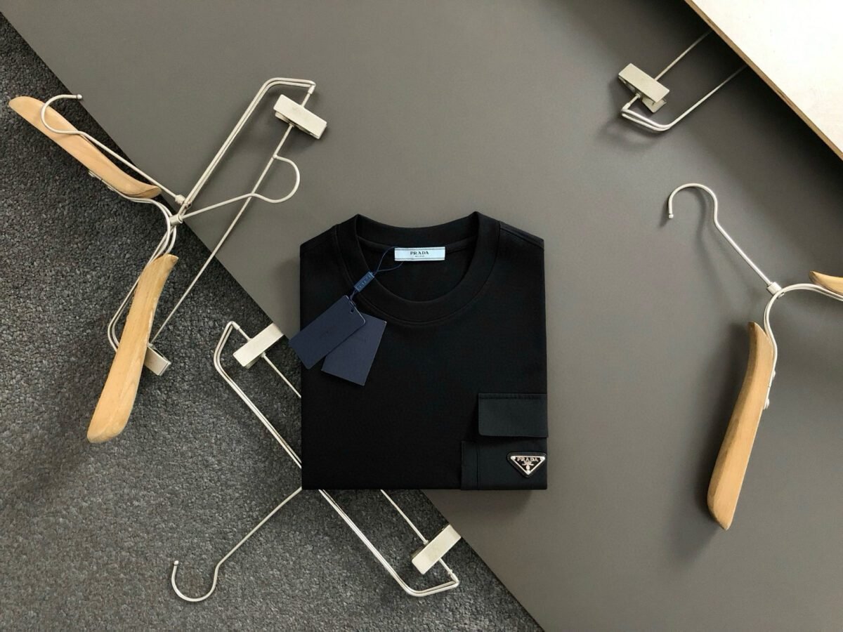 ⁦تي شيرت صيفي وربيعي بأكمام قصيرة بتصميم مثلث معدني مع جيب كلاسيكي منقوش⁩ - الصورة ⁦2⁩