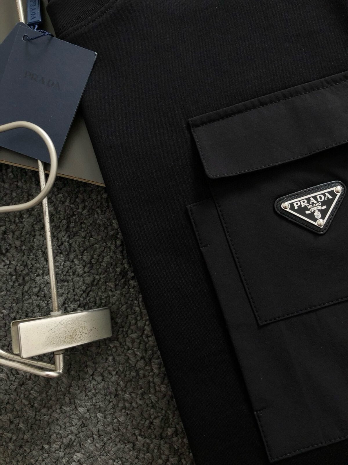 ⁦تي شيرت صيفي وربيعي بأكمام قصيرة بتصميم مثلث معدني مع جيب كلاسيكي منقوش⁩ - الصورة ⁦8⁩