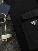 ⁦تي شيرت صيفي وربيعي بأكمام قصيرة بتصميم مثلث معدني مع جيب كلاسيكي منقوش⁩ - الصورة ⁦8⁩