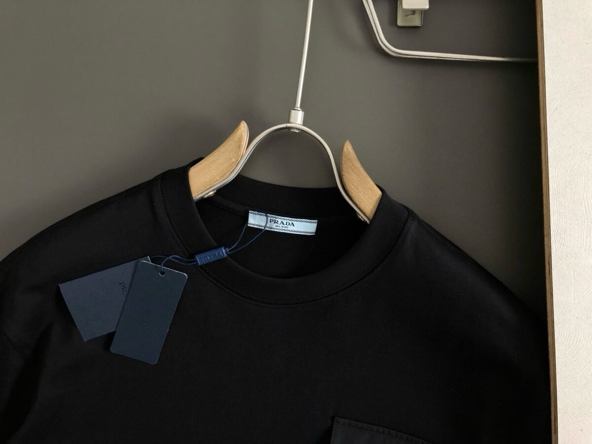 ⁦تي شيرت صيفي وربيعي بأكمام قصيرة بتصميم مثلث معدني مع جيب كلاسيكي منقوش⁩ - الصورة ⁦3⁩