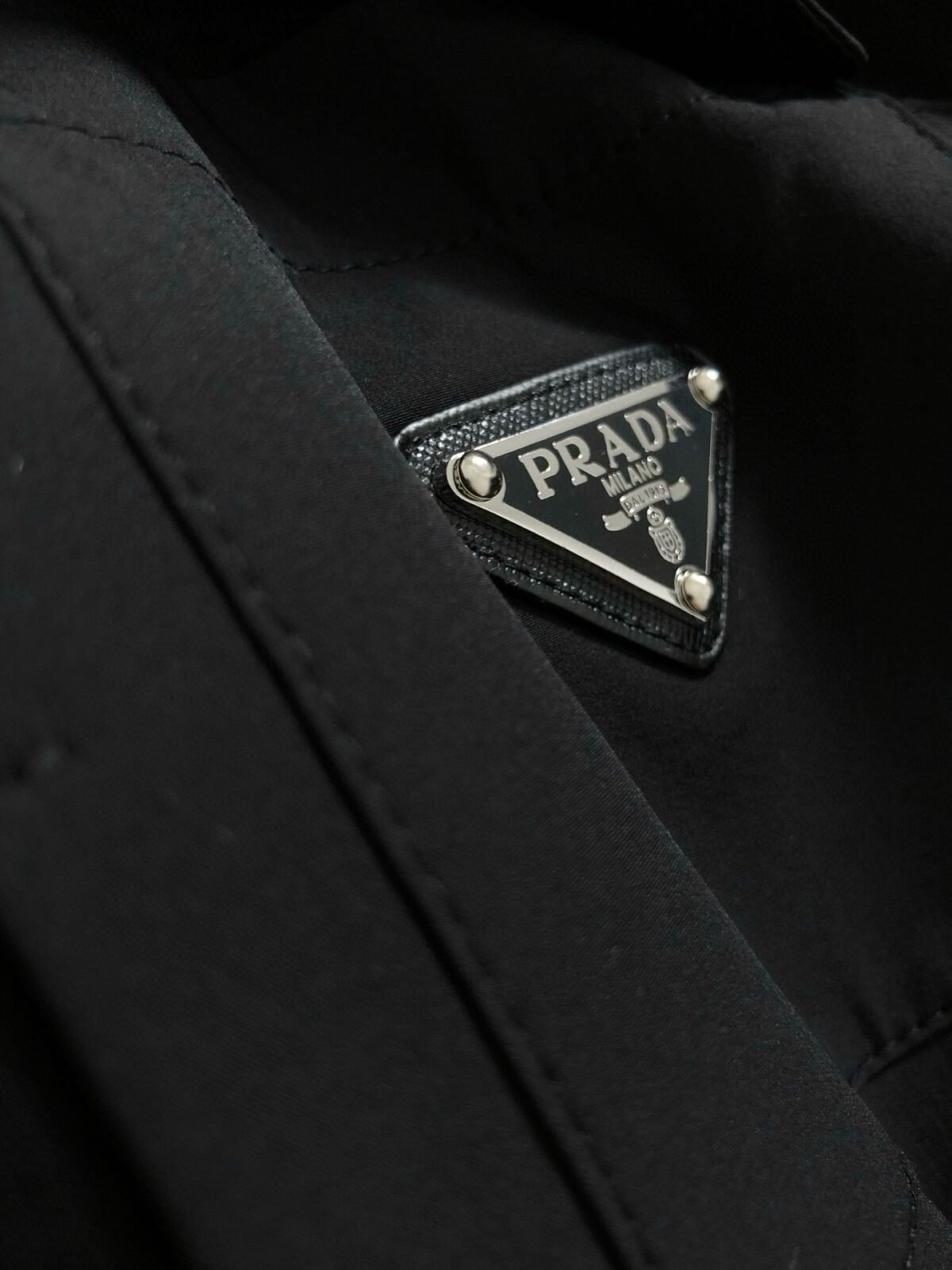 ⁦تي شيرت صيفي وربيعي بأكمام قصيرة بتصميم مثلث معدني مع جيب كلاسيكي منقوش⁩ - الصورة ⁦4⁩