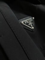 ⁦تي شيرت صيفي وربيعي بأكمام قصيرة بتصميم مثلث معدني مع جيب كلاسيكي منقوش⁩ - الصورة ⁦4⁩