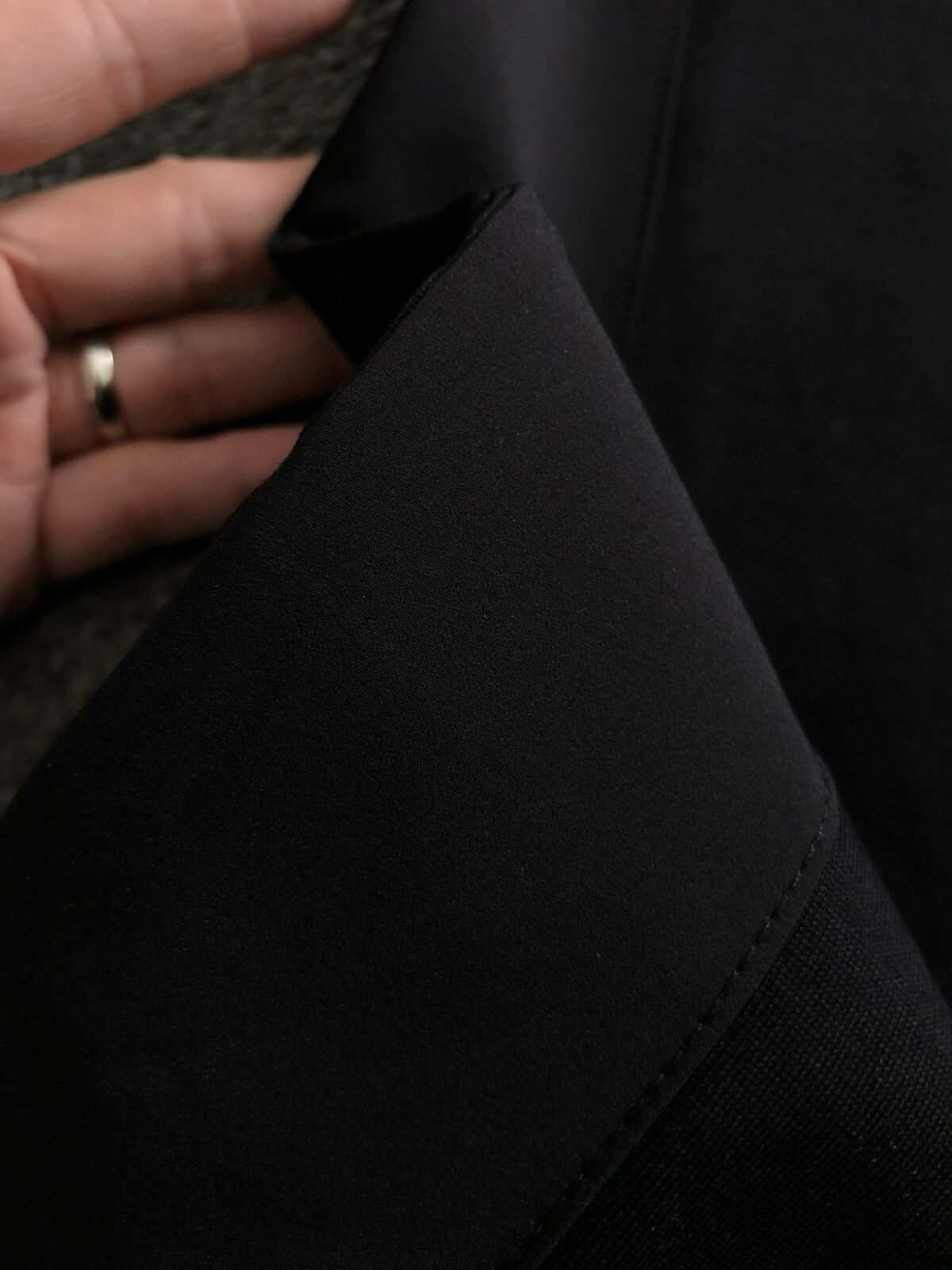 ⁦تي شيرت صيفي وربيعي بأكمام قصيرة بتصميم مثلث معدني مع جيب كلاسيكي منقوش⁩ - الصورة ⁦5⁩