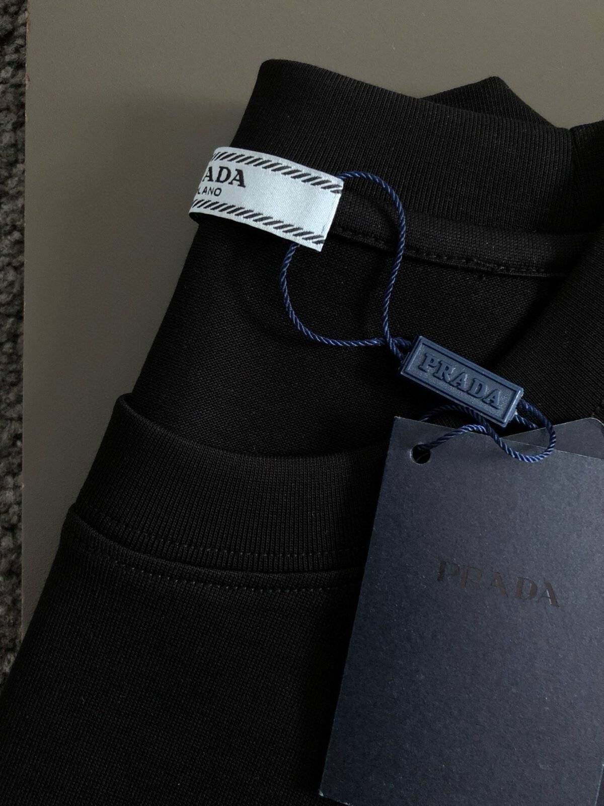 ⁦تي شيرت صيفي وربيعي بأكمام قصيرة بتصميم مثلث معدني مع جيب كلاسيكي منقوش⁩ - الصورة ⁦6⁩