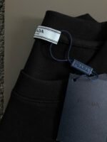 ⁦تي شيرت صيفي وربيعي بأكمام قصيرة بتصميم مثلث معدني مع جيب كلاسيكي منقوش⁩ - الصورة ⁦6⁩