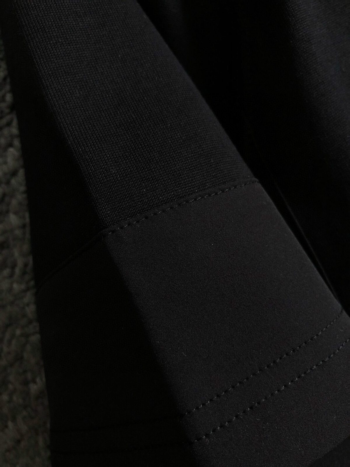 ⁦تي شيرت صيفي وربيعي بأكمام قصيرة بتصميم مثلث معدني مع جيب كلاسيكي منقوش⁩ - الصورة ⁦7⁩