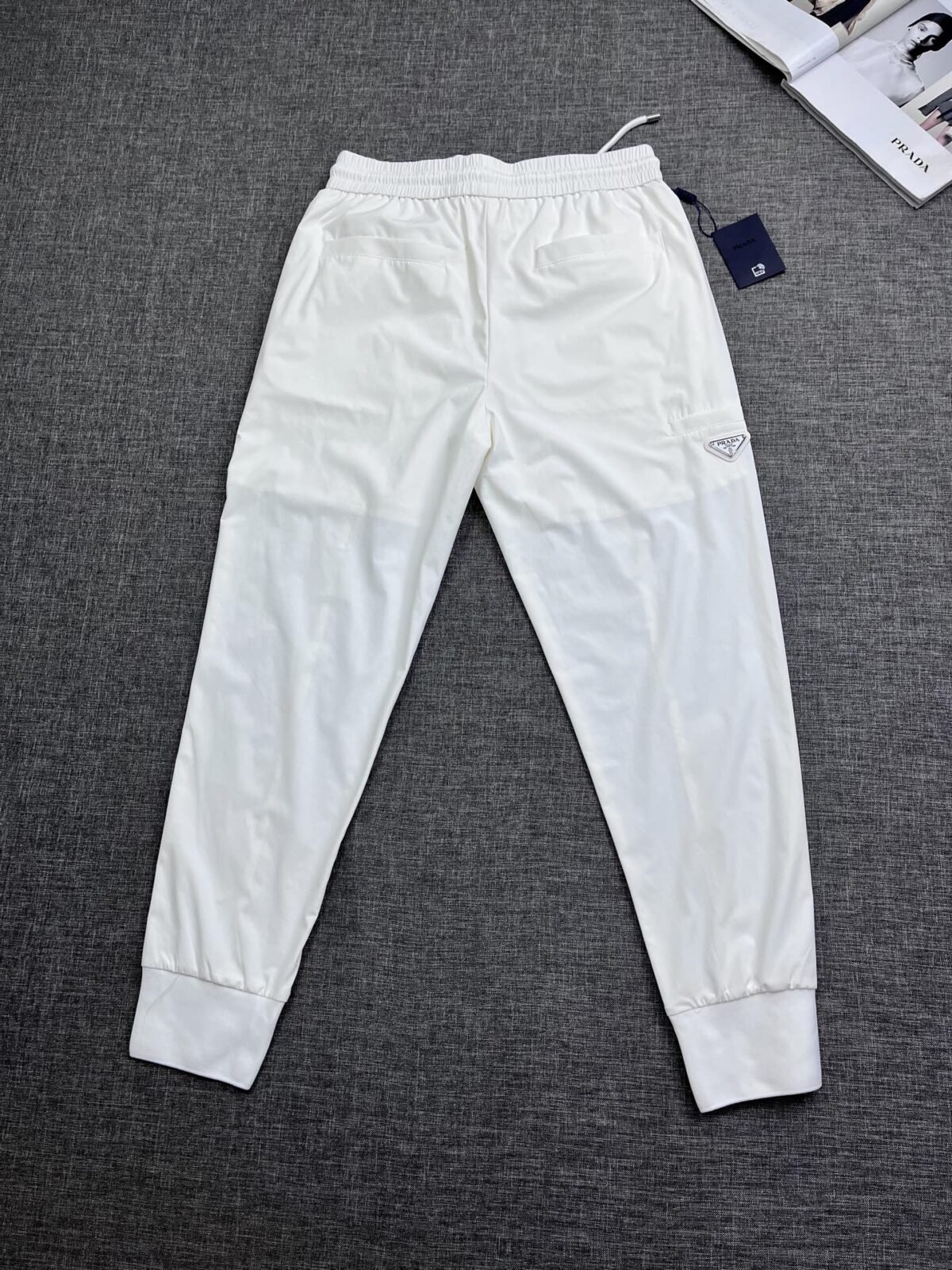 ⁦بنطلون رجالي كاجوال جديد من برادا⁩ - الصورة ⁦2⁩