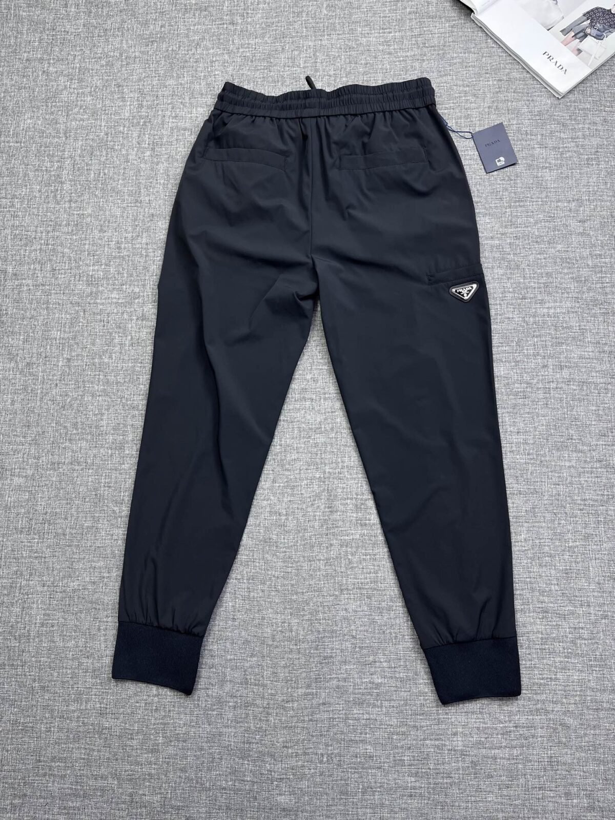 ⁦بنطلون رجالي كاجوال جديد من برادا⁩ - الصورة ⁦3⁩