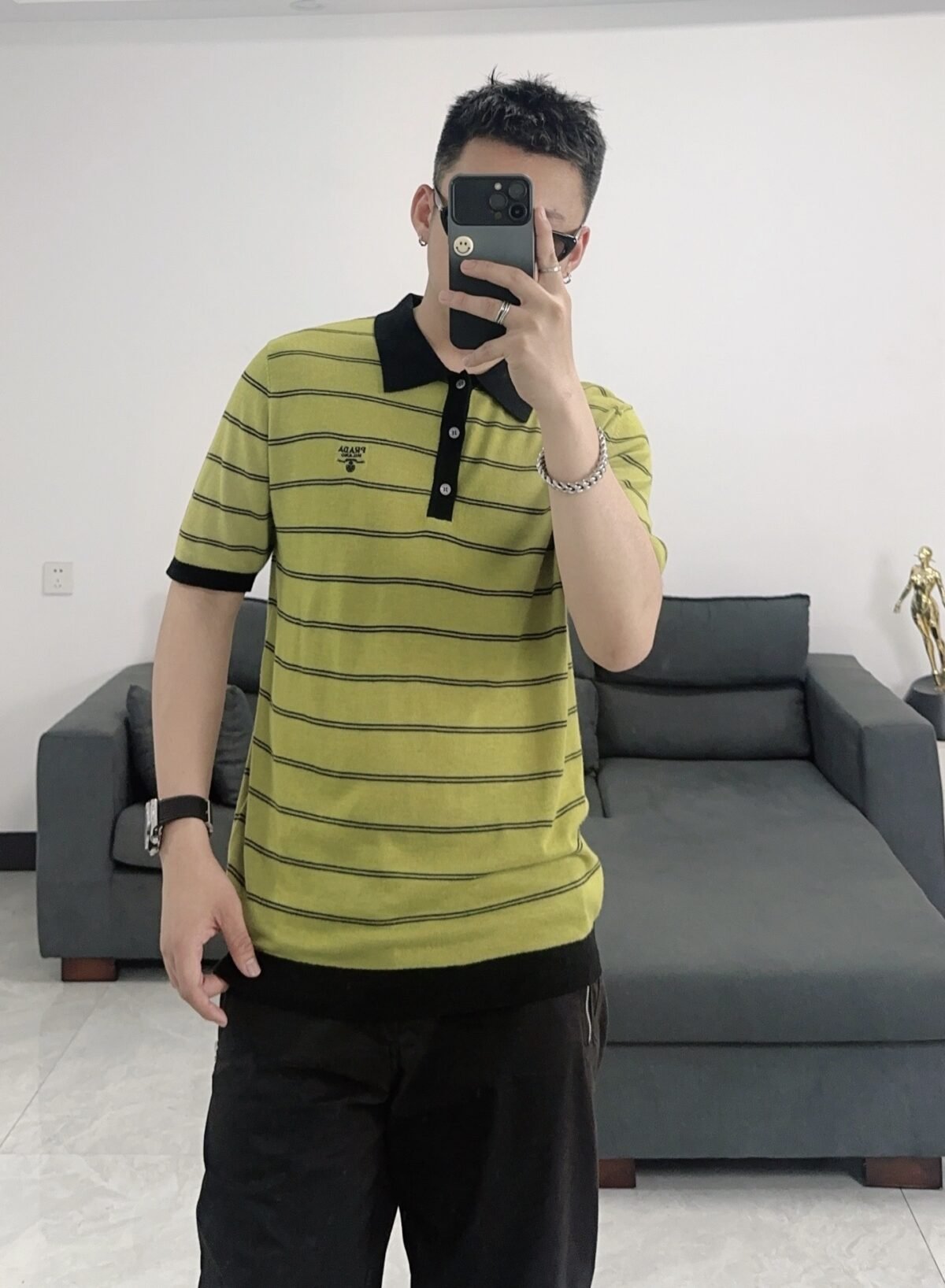 ⁦قميص بولو برادا الجديد المخطط بألوان متباينة مع شعار قصير مطرز⁩ - الصورة ⁦2⁩