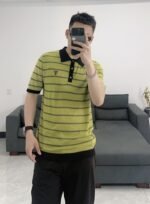 ⁦قميص بولو برادا الجديد المخطط بألوان متباينة مع شعار قصير مطرز⁩ - الصورة ⁦2⁩