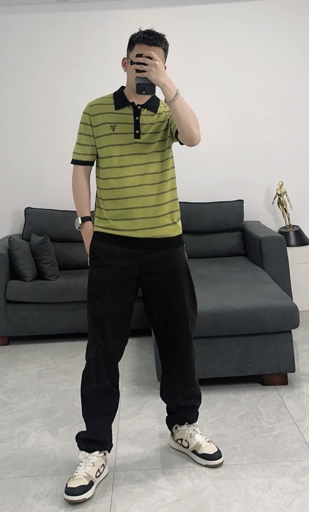 ⁦قميص بولو برادا الجديد المخطط بألوان متباينة مع شعار قصير مطرز⁩ - الصورة ⁦3⁩